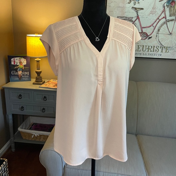 Daniel Rainn Tops - Daniel Rainn cap sleeve blouse, sz Lg